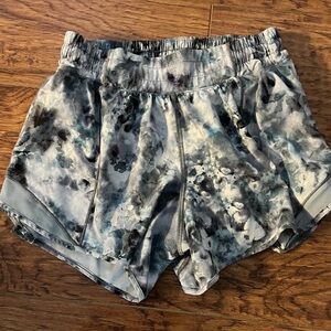Lululemon Hotty Hot Low Rise Short 4" Kaleidofloral Multi  Blue Cast Size 6 Tall